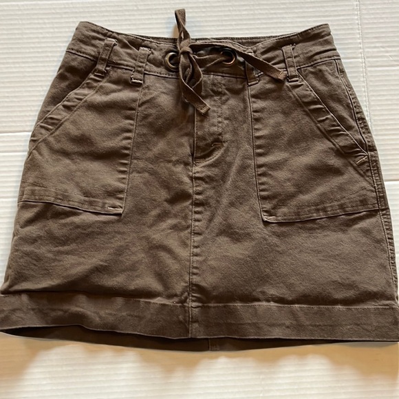 Lee -just below the waist Skort-size 4med-brown, with front pockets. - Picture 1 of 12